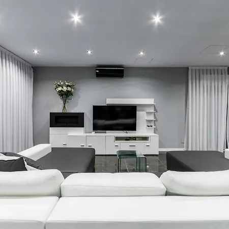 Сasa de vacaciones Luxurious Ii.heated Pool 200 Meters From The Beach Castelldefels-sitges